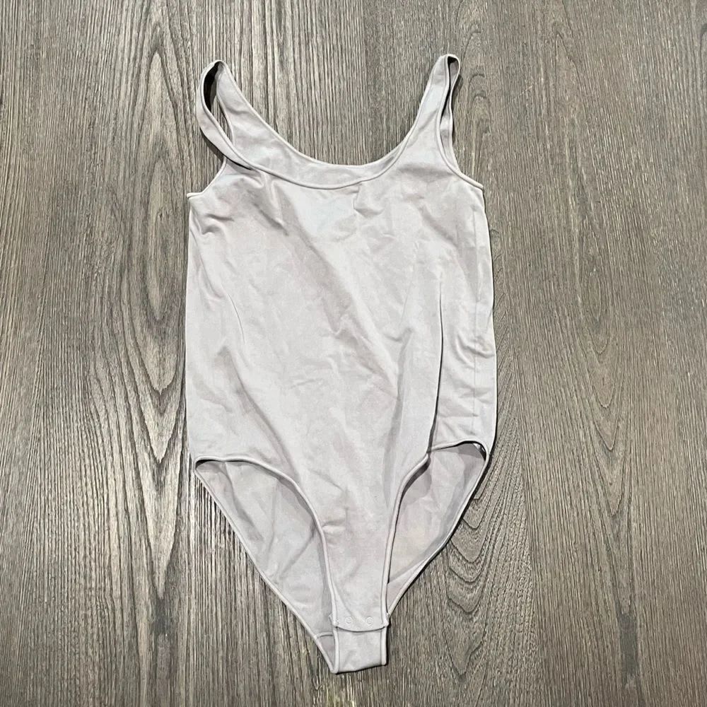 NWOT Skims Essentials Scoop Neck Bodysuit Grey - Size S/M